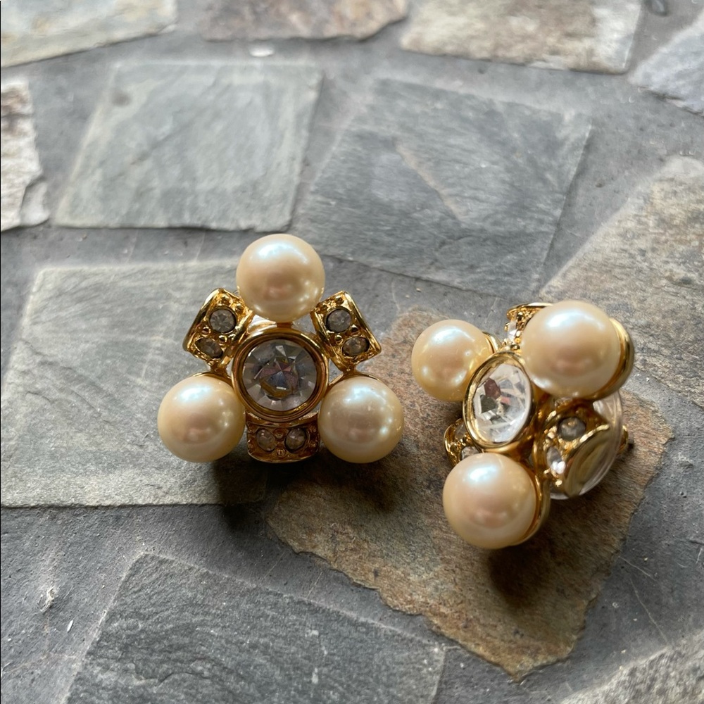 Monet 1980 14K GP Pearl/ Rhinestone stud earrings - Picture 8 of 10
